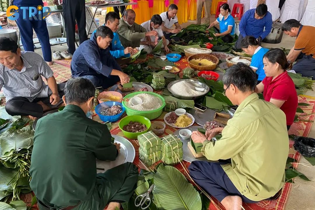 The “ Chung cakes wrapping and cooking contest to offer to the deity” at Ca Temple Festival - Quan Hoang Muoi Palace